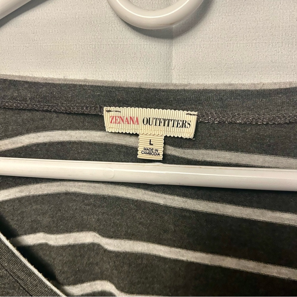 Zenana Outfitters Striped V-Neck Long Sleeve Top Size L - Picture 2 of 4